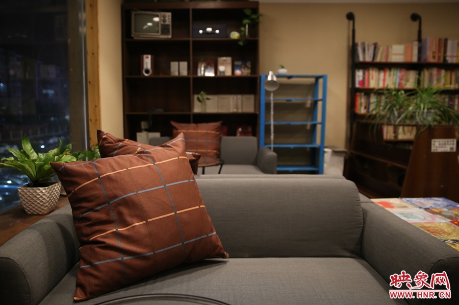 書店內(nèi)的布置非常溫馨，有種家里書屋的感覺。