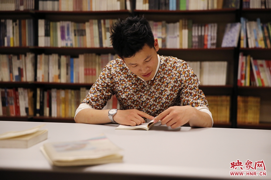 李恒，26歲，私營業(yè)主：喜歡撫摸紙質書的感覺。