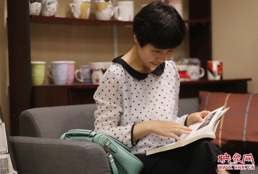 毛韶華，年齡保密，文字工作者：紙質書是營養(yǎng)餐，電子書是快餐。