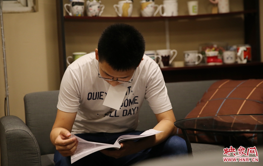 楊栗，22歲，某大學大三學生：喜歡這種看書的環(huán)境。