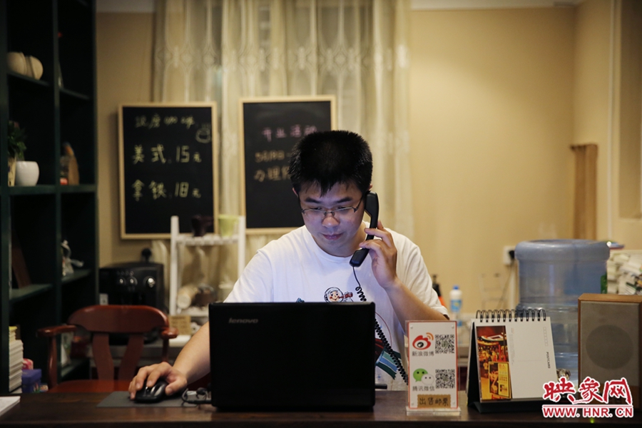 店長小博，由于書店搬遷至此，經(jīng)常接詢問地址的電話。