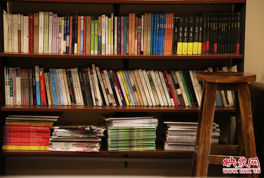 書店內(nèi)設置的高腳凳子。