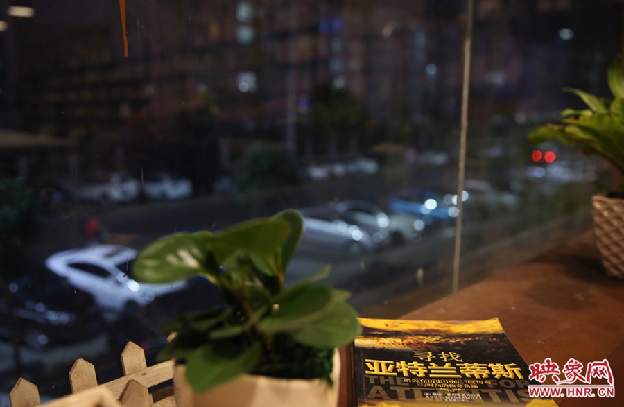 一扇窗，將喧鬧與寧靜分割。