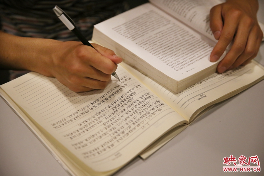 看書的人。