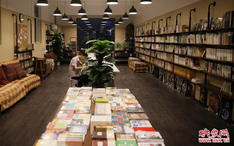 看書的人。