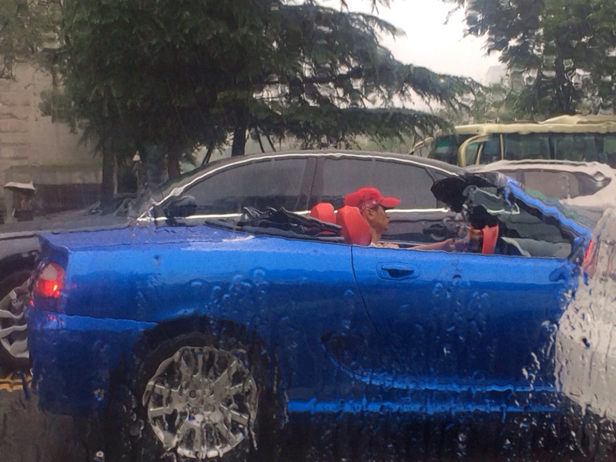 男子雨中開(kāi)敞篷車(chē) 網(wǎng)友:土豪的世界咱不懂 男子雨中開(kāi)敞篷車(chē) 網(wǎng)友:土豪的世界咱不懂