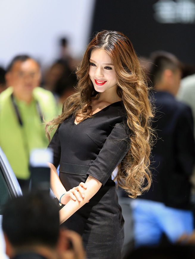 2014成都車(chē)展最美車(chē)模出爐 酥胸、長(zhǎng)腿、美背