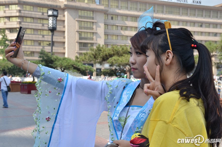 西安街頭現(xiàn)嫦娥版“小蘋(píng)果”引圍觀 西安街頭現(xiàn)嫦娥版“小蘋(píng)果”引圍觀