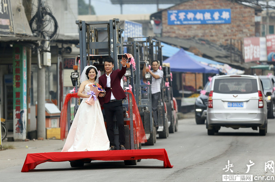員工結(jié)婚老板派叉車(chē)送親 員工結(jié)婚老板派叉車(chē)送親