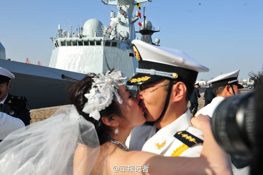 海軍護航編隊辦集體婚禮 054A艦當(dāng)背景