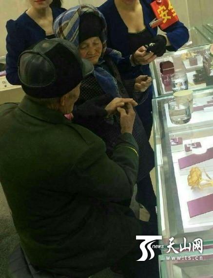 新疆拾荒老人為老伴買(mǎi)鉆戒 稱想讓她開(kāi)心一下