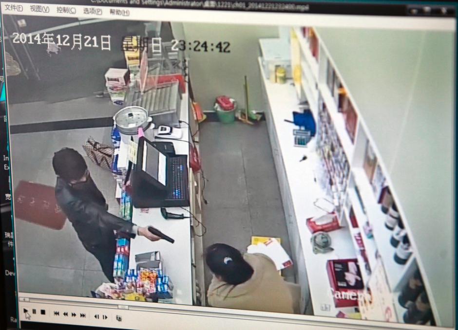 西安一男子化妝“持槍”夜搶便利店 西安一男子化妝“持槍”夜搶便利店