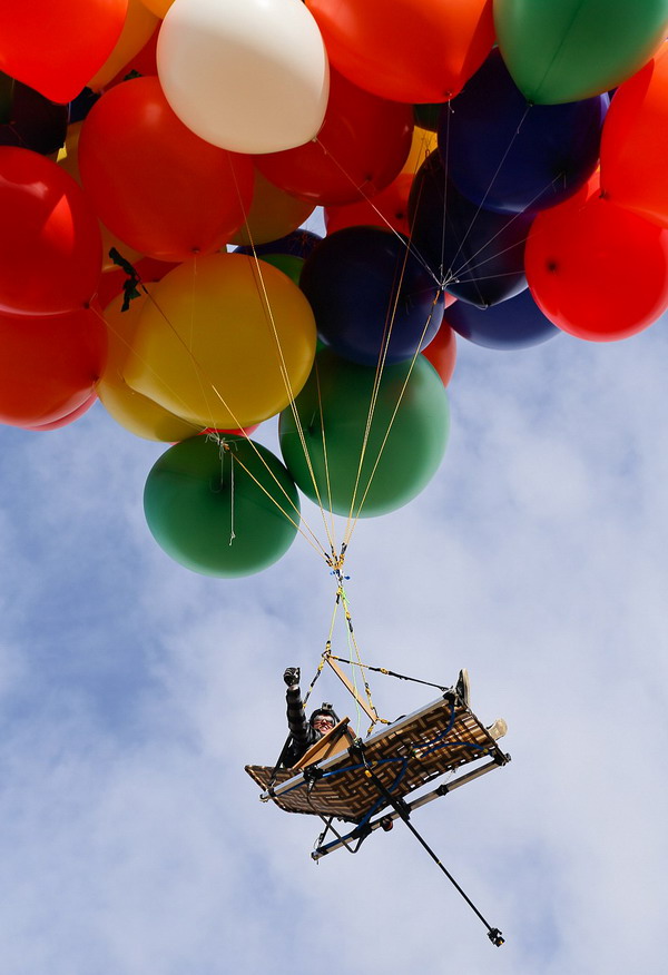 躺椅版“飛屋環(huán)游”:美冒險家用氫氣球升空2400米 躺椅版“飛屋環(huán)游”:美冒險家用氫氣球升空2400米
