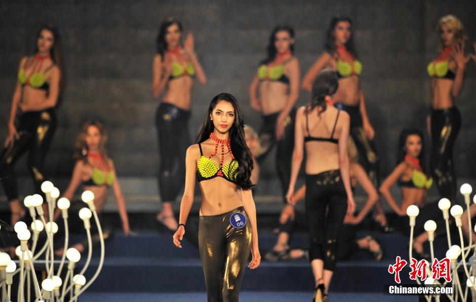 世界超模巔峰對決“中國風(fēng)”驚艷亮相 世界超模巔峰對決“中國風(fēng)”驚艷亮相