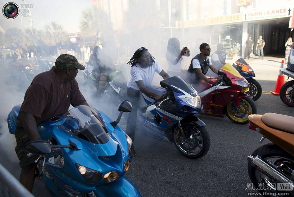 美國(guó)舉行摩托車大游行 紀(jì)念陣亡將士日
