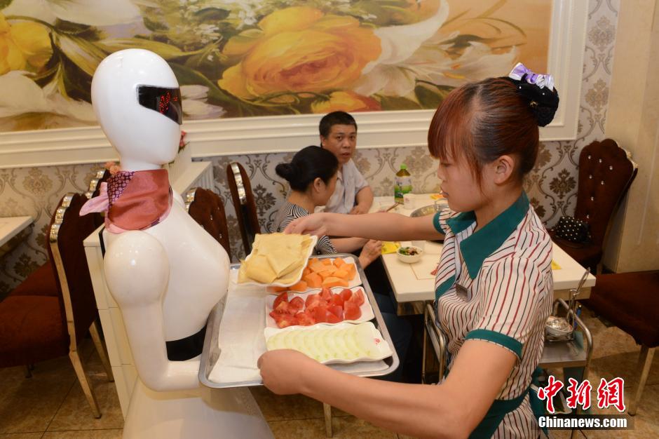 “女神”機器人現(xiàn)身重慶火鍋店內跑堂上菜