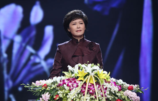 主持人敬一丹。