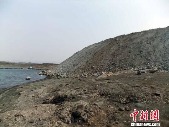 填湖造地，在鴨河水庫非法建設(shè)有越演越烈之勢。吳揚(yáng)　攝