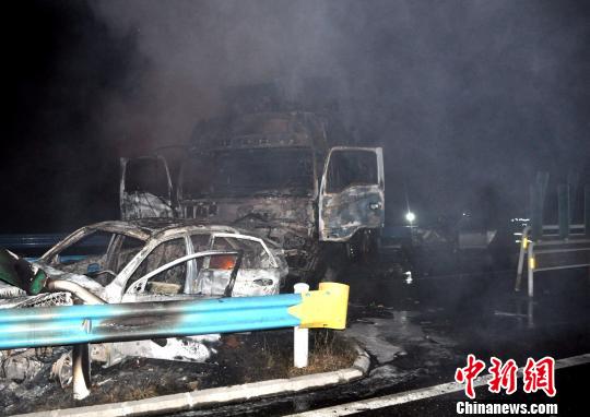 10月2日0時許，杭瑞高速貴州江口縣往銅仁市方向，距王家溝隧道出口200米處，發(fā)生一起三車追尾交通事