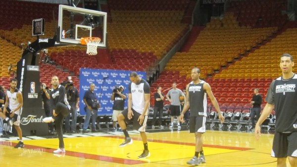 馬刺備戰(zhàn)對陣熱火的第一場總決賽比賽之前，麥蒂亮相訓(xùn)練場，受到媒體狂熱追捧，在馬刺球員中風頭最勁，他也