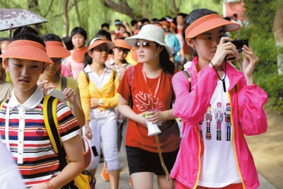 未名湖畔，游人紛紛拍照留念。