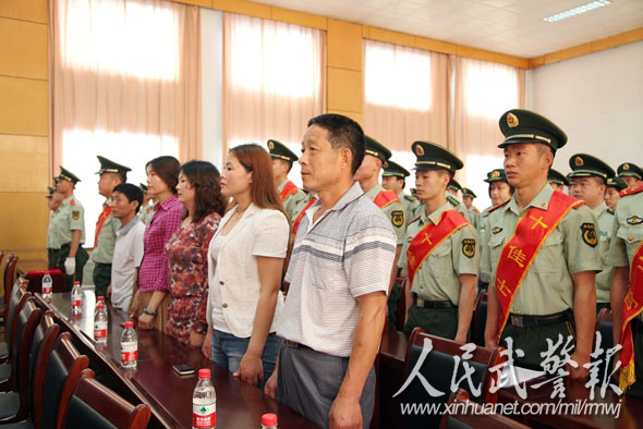 十佳士官同家長(zhǎng)親人同臺(tái)受到表彰。圖片來源：人民武警報(bào)