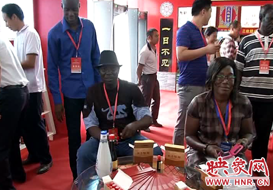 外國游人到正陽王勿橋伏陳醋展示廳內 外國游人到正陽王勿橋伏陳醋展示廳內