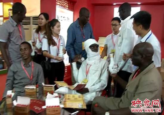 外國游人參觀品嘗王勿橋伏陳醋 外國游人參觀品嘗王勿橋伏陳醋