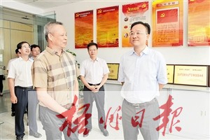 8月6日，梧州市委書記、市人大常委會主任黃俊華到梧州工業(yè)園區(qū)非公企業(yè)寶嘉制衣有限公司，調(diào)研企業(yè)黨建工作情況