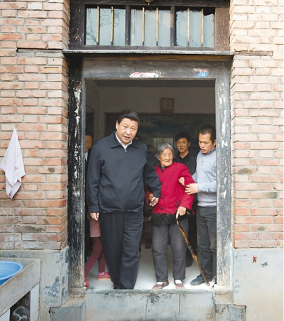 3月17日，習(xí)近平在東壩頭鄉(xiāng)張莊村看望85歲老人張景枝。